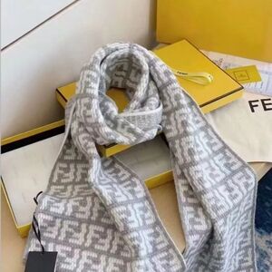 <AUTHENTIC>Fendi Scarf